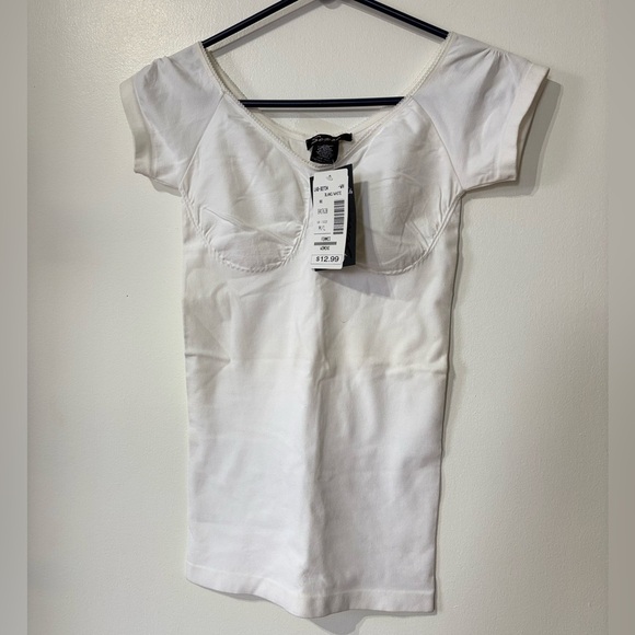 💕3/10$💕 🤍 White Cap Sleeve Fitted Top – Size M/L, NWT 🤍 - Picture 1 of 4